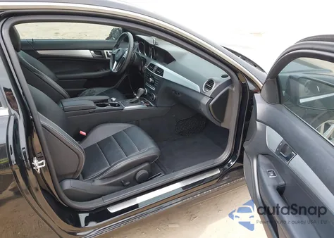 2013 Mercedes-Benz C 250 z USA, uszkodzony, nr VIN WDDGJ4HB7DG060773